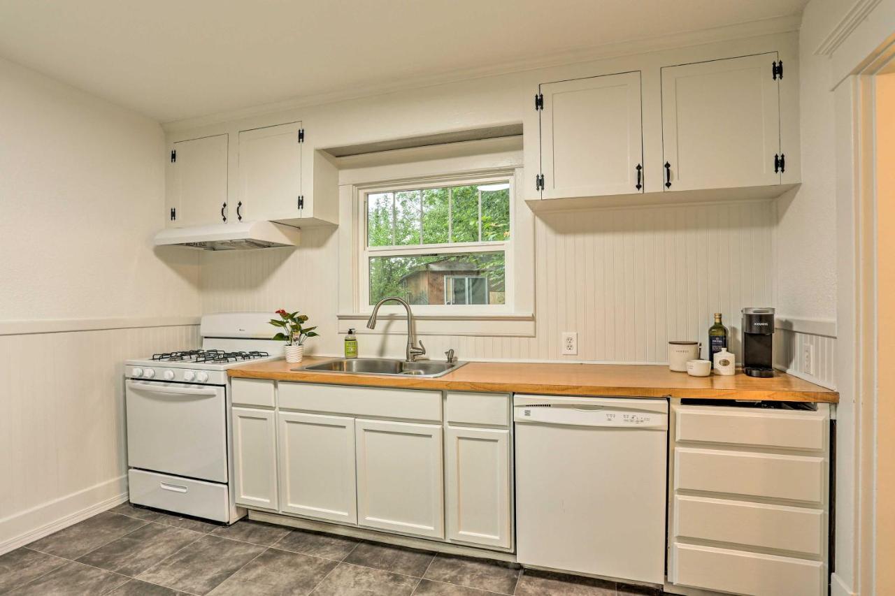 Pet-Friendly Baker City Escape With Private Yard! 외부 사진